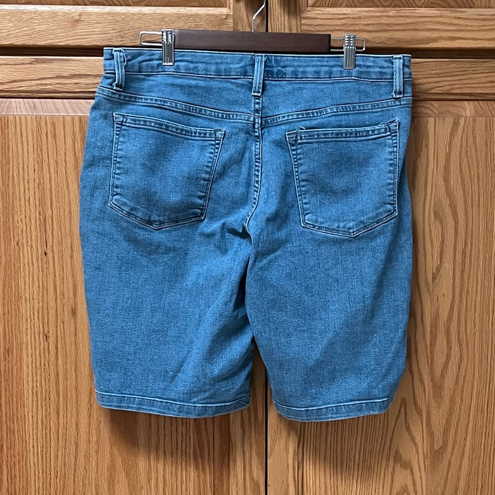 Riders By Lee Women’s Mid Rise Bermuda Jean Shorts, EUC, Size 16 - Picture 2 of 7